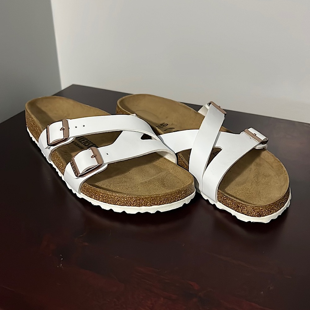 Birkenstock, they are a size 40 (not wide foot) Been worn maybe twice